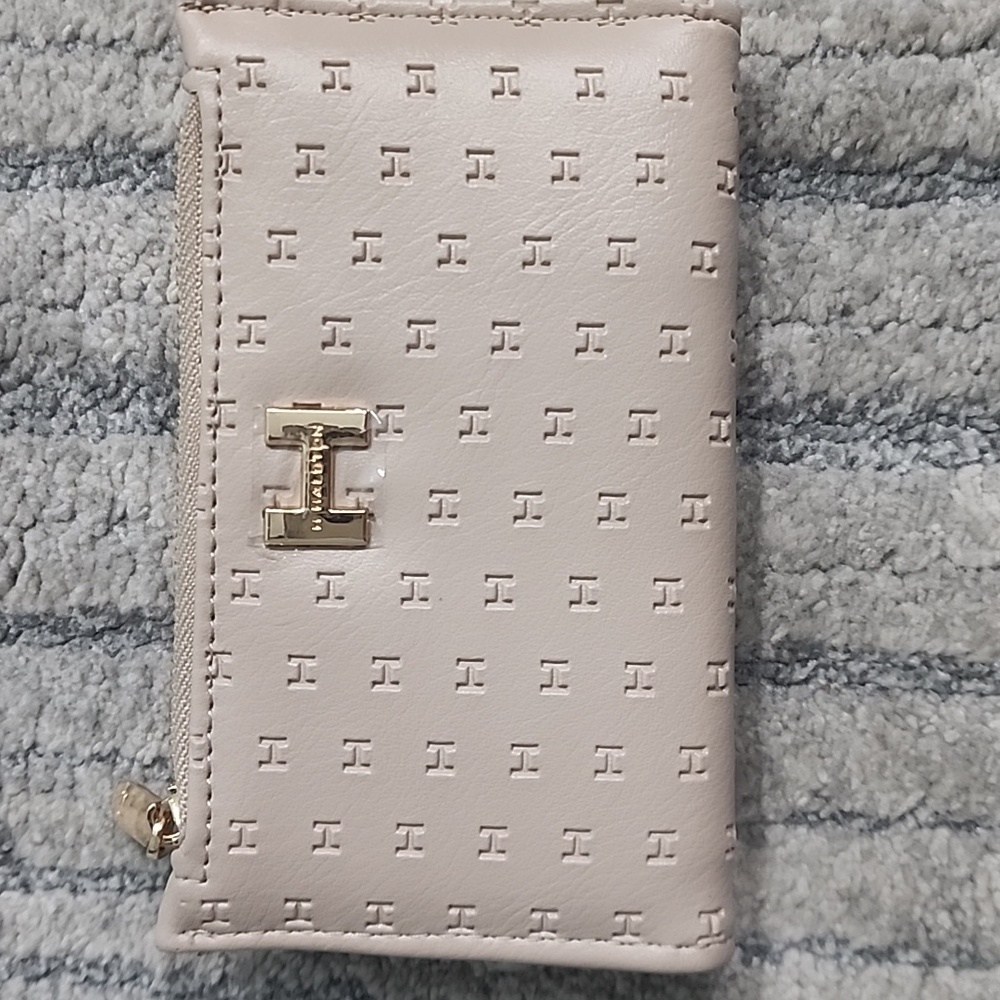 H. Halston Wallet Kakhi color. Zip & snap